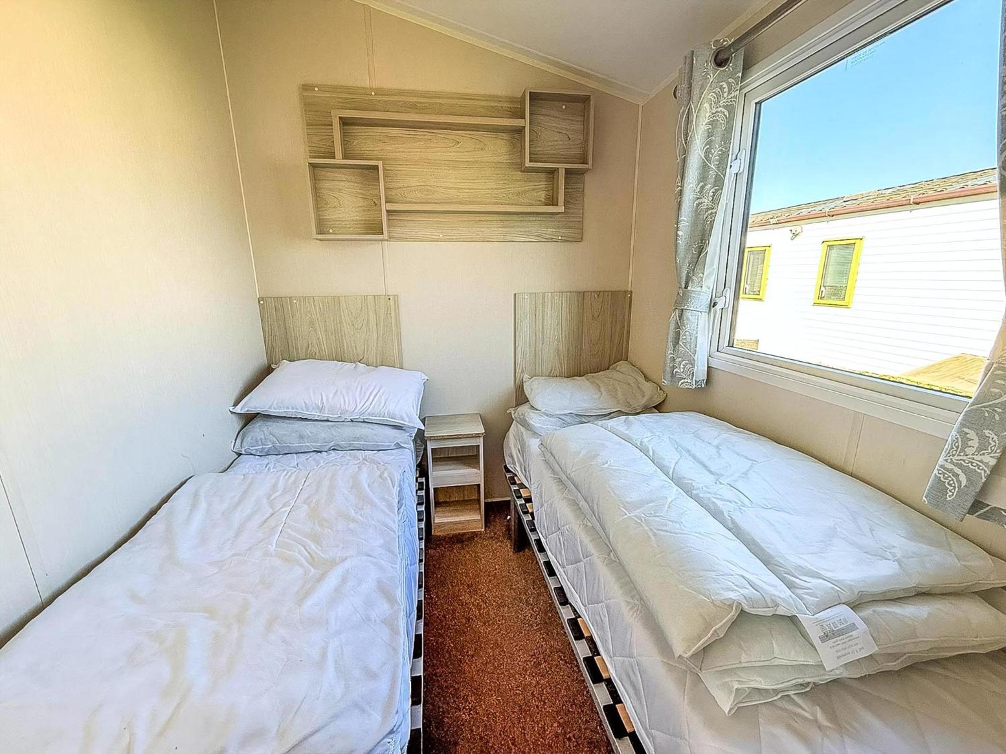 8 Berth Caravan For Hire At St Osyth Beach Ref 28047R クラクトン・オン・シー エクステリア 写真