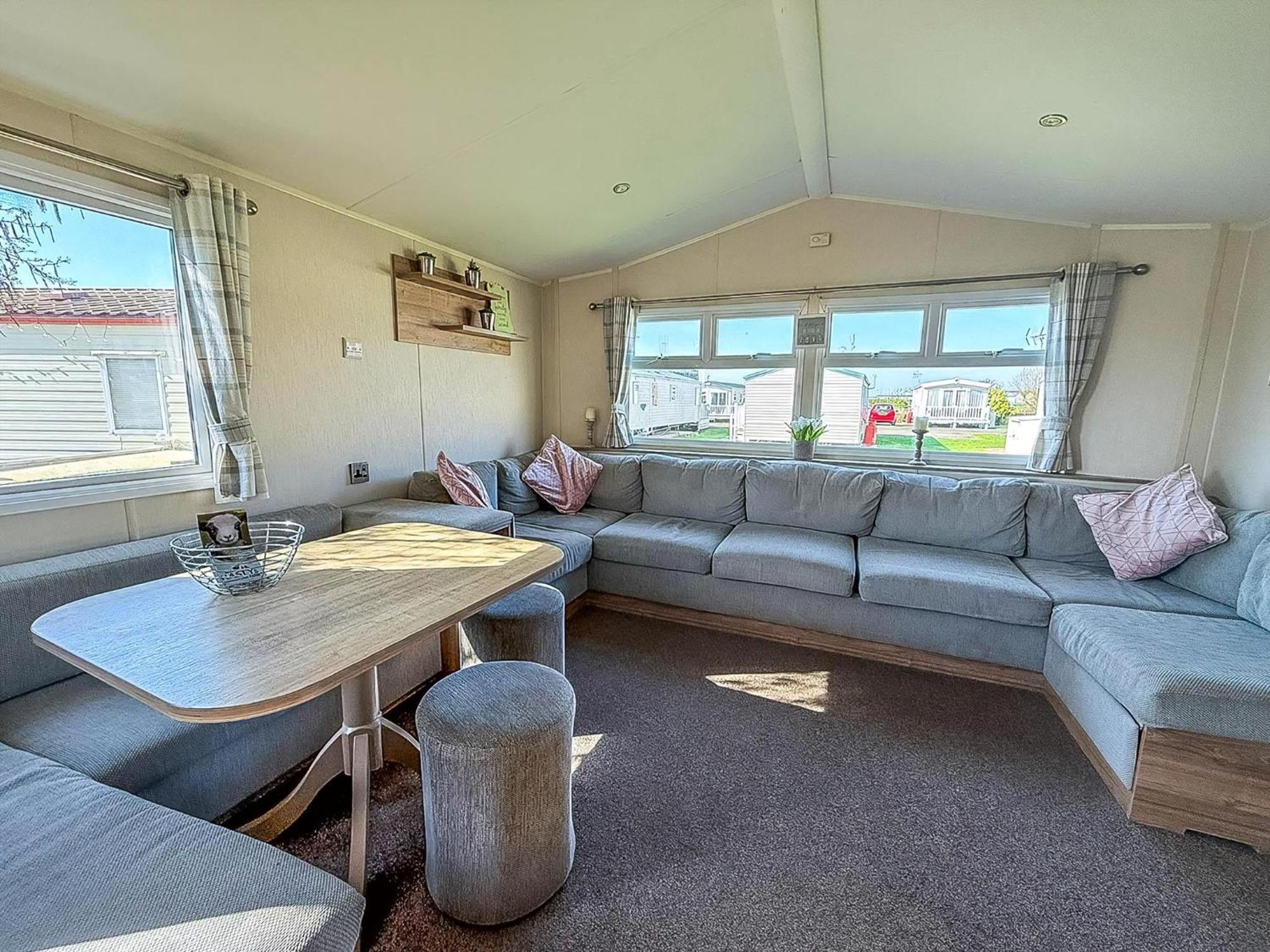 8 Berth Caravan For Hire At St Osyth Beach Ref 28047R クラクトン・オン・シー エクステリア 写真